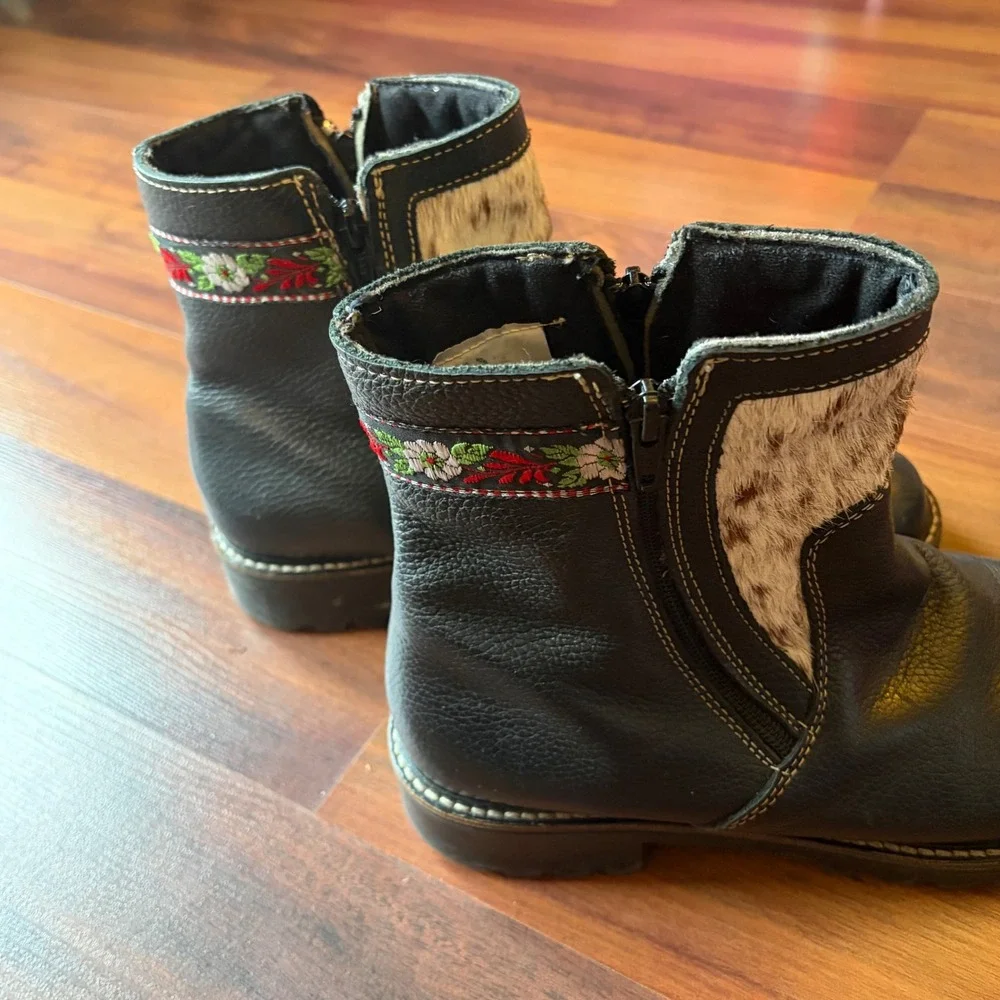 Martino Canada Black Leather Cowhide Fur Floral‎ Embroidered Ankle Boots 7.5